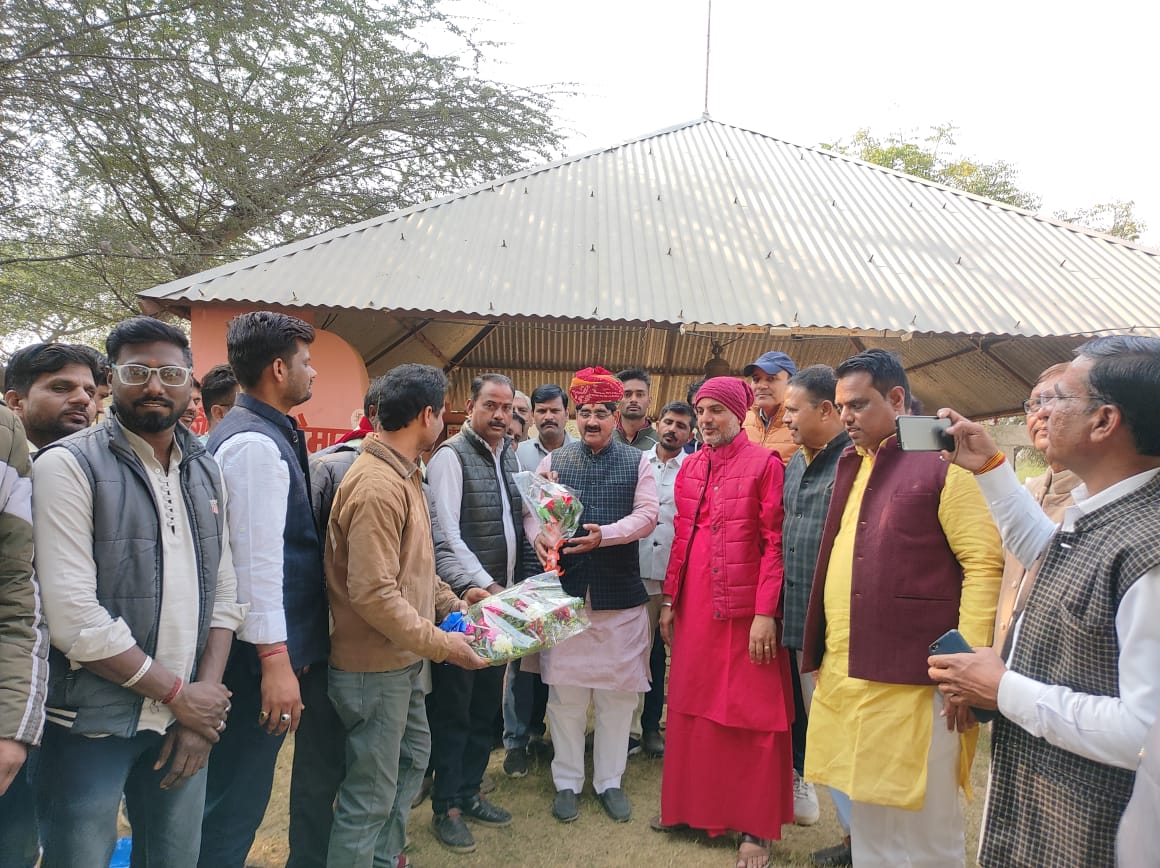 फतेहपुर,गायों को गुड़ खिला भाजपा कार्यकर्ताओं ने मनाया भिण्डा का जन्मदिन