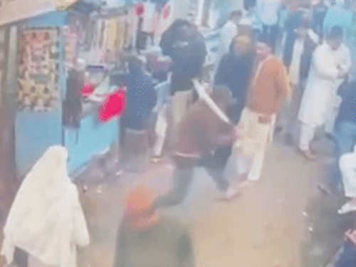Khadim stabbed, attacked with rods and sticks in Ajmer, VIDEO | अजमेर में खादिम को चाकू मारा, सरिए-डंडे से किया हमला,VIDEO: खूनी संघर्ष में बदला दुकान का विवाद, एक जायरीन भी चोटिल, हमलावरों ने पहले भी दी धमकियां – Ajmer News