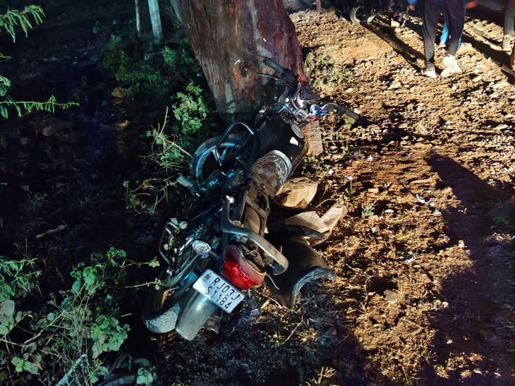 Banswara Accidents: Two Youths Dead in Bike Crashes | बांसवाड़ा में दो सड़क दुर्घटनाओं में दो युवकों की मौत: अरथूना क्षेत्र में दो बाइक भिड़ी; सदर क्षेत्र के लियो में युवक पेड़ से टकराया – Banswara News