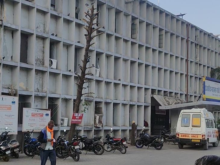 450 बेड के सरकारी हॉस्पिटल में आंखों का डॉक्टर नहीं:6 साल से पद खाली पड़ा, बांसवाड़ा से इलाज करवाने उदयपुर जा रहे मरीज