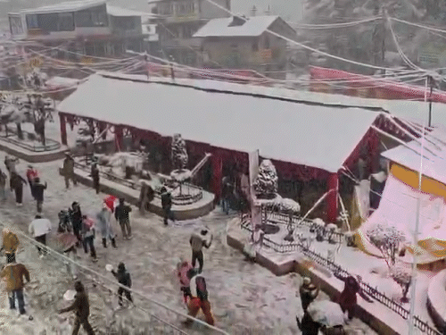 शिमला-मनाली में पहली बर्फबारी, टूरिस्ट की मस्ती, PHOTOS:बर्फीले तूफान से कुल्लू में 5 पर्यटक फंसे; चंबा में 10 से ज्यादा घरों की छत उड़ी