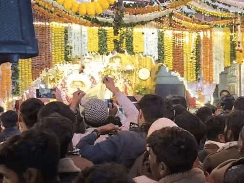 Crowd of devotees gathered at the court of Chauth Mata | सवाई माधोपुर में चौथ माता के दर्शन को उमड़े: 700 सीढ़ियां चढ़कर दर्शन कर रहे श्रद्धालु, 24 घंटे खुला रहेगा दरबार – Sawai Madhopur News