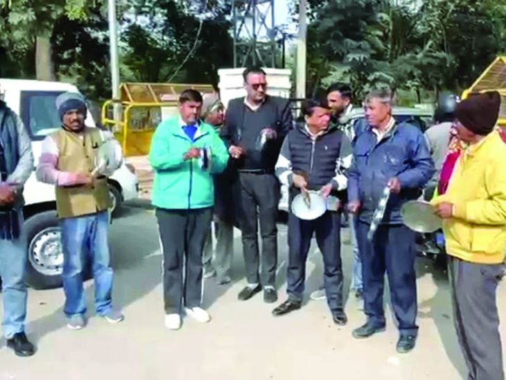 Dhanka community’s protest continues for the 152nd day, protesting by banging plates Hanumangarh Rajasthan | धाणका समाज का धरना 152वें दिन जारी, थाली बजाकर विरोध: अनुसूचित जनजाति प्रमाण पत्र जारी करने पर लगी रोक हटाने की मांग – Hanumangarh News
