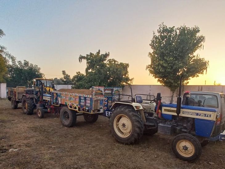 Major police action against illegal gravel in Kunwaria | राजसमंद में अवैध बजरी परिवहन करते दो गिरफ्तार: बजरी से भरी दो ट्रैक्टर-ट्रॉली जब्त, कुंवारिया थाने ने की कार्रवाई – rajsamand (kankroli) News