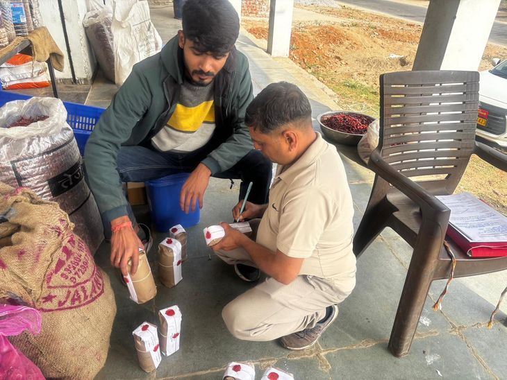 Major action by Food Safety Department in Karavali | करावली में खाद्य सुरक्षा विभाग की बड़ी कार्रवाई: बिना लेबल 100 किलो सरसों का तेल जब्त, कई नमूने लिए गए – Salumber News