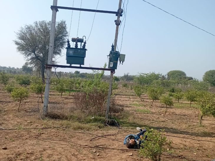 A young man died of electrocution while repairing a single-phase jumper Sirohi | सिंगल फेस जंपर ठीक करते युवक की करंट से मौत: परिजनों ने सरकारी नौकरी, 50 लाख मुआवजे की मांग की – Sirohi News