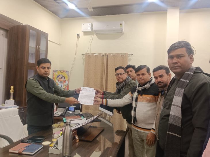 डीग में यूजीसी के नए नियमों का विरोध:विप्र फाउंडेशन ने कलेक्टर को प्रधानमंत्री के नाम ज्ञापन सौंपा, रद्द करने की मांग