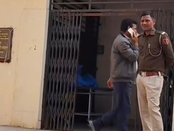 डम्पर ने बाइक को मारी टक्कर, 1 की मौत:घर लौटते समय हुआ हादसा, रास्ते में तोड़ा दम