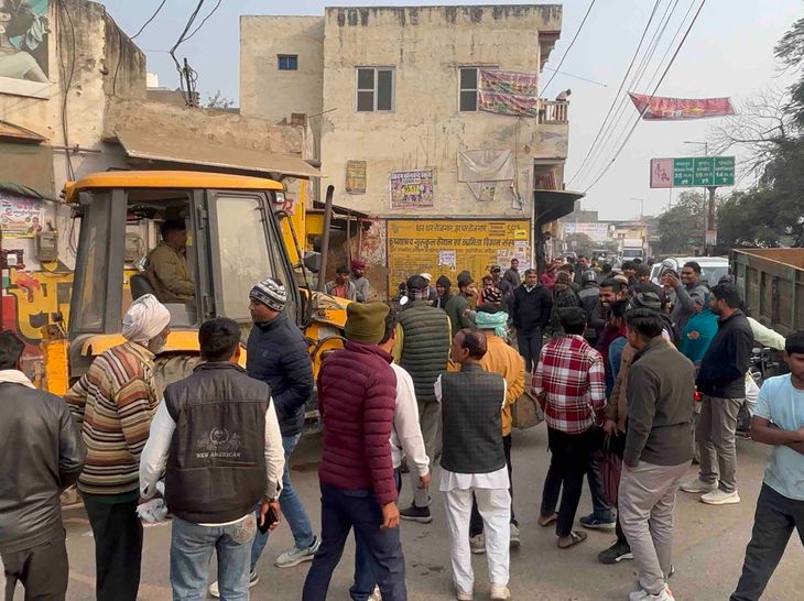Bulldozer runs from Ganesh temple to bus stand in Deeg | डीग में गणेश मंदिर से बस स्टैंड तक चला बुलडोजर: अवैध टीनशेड, फुटपाथ हटाए; दोबारा अतिक्रमण पर सख्त कार्रवाई की चेतावनी – Deeg News