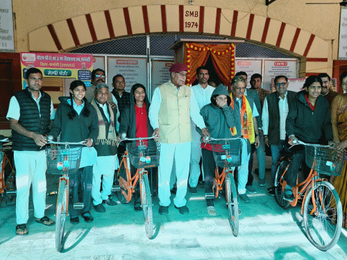 फलोदी में सरकार की तरफ से छात्राओं को मिली साइकिल:टाउन हॉल में स्वास्थ्य मंत्री खींवसर, विधायक पब्बाराम के साथ विद्यार्थियों ने देखा मुख्यमंत्री का संबोधन