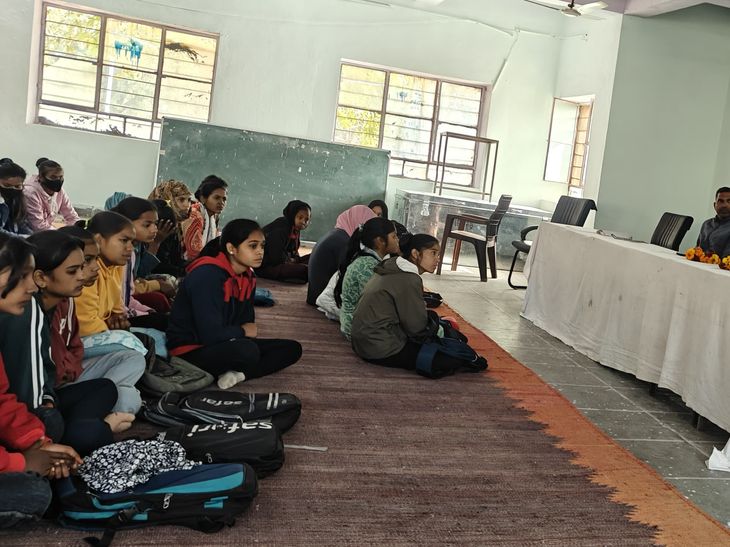 Karauli: Girl students made aware about drug de-addiction | करौली: छात्राओं को नशा मुक्ति के प्रति किया जागरूक: सहायक निदेशक ने नशे के दुष्परिणाम बताए, सरकारी योजनाओं की जानकारी दी – Karauli News