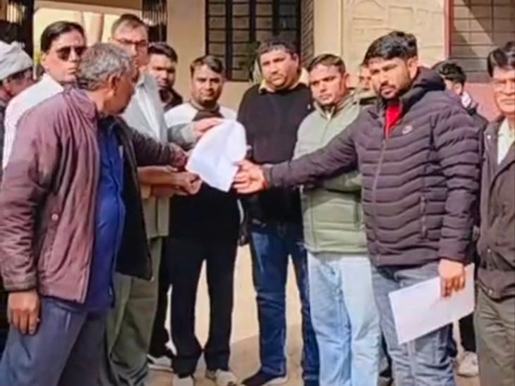 Troubled by his wife’s illicit relationship, a young man committed suicide Churu Rajasthan | पत्नी के अवैध संबंधों से परेशान युवक ने किया सुसाइड: परिजनों और ग्रामीणों ने दोषियों पर कार्रवाई की मांग को लेकर किया प्रदर्शन – Churu News