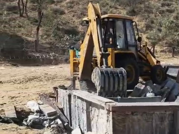 RSPCB ने अवैध कपड़ा इकाइयों पर की कार्रवाई:बालोतरा में 6 इकाइयां ध्वस्त की, बिना अनुमति हो रहा था संचालन