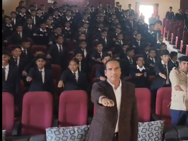 धौलपुर मिलिट्री स्कूल में सड़क सुरक्षा सेमिनार:स्टूडेंट्स को बताए यातायात के नियम, पालन की शपथ भी दिलाई