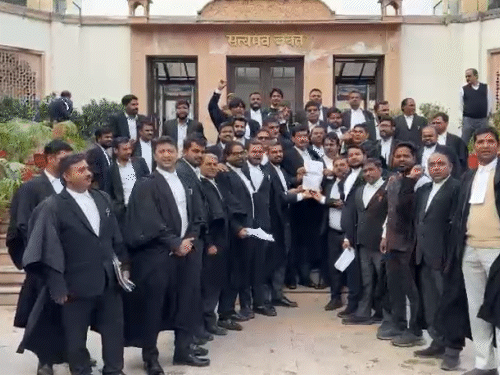 हाईकोर्ट में शनिवार को काम करने के विरोध में वकील:कार्य बहिष्कार पर जा सकते हैं, बार ने बुलाई बैठक; हाईकोर्ट प्रशासन ने कॉज लिस्ट जारी की