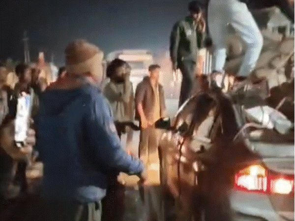 चलती कार से टकराया ऊंट; छत तोड़कर अंदर घुसा, VIDEO:जेसीबी से निकाला, ड्राइवर की मौके पर मौत; पति-पत्नी और 2 बच्चे घायल