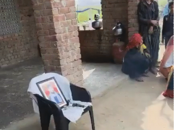 Kirodi Meena reached the homes of the victims of the Harmada accident. | हरमाड़ा हादसे के मृतकों के घर पहुंचे किरोड़ी मीणा: मौत से 5 घंटे पहले मंत्री की लंबी उम्र की दुआ मांगी थी, 12.50 लाख रुपए की आर्थिक सहायता सौंपी – Niwai News