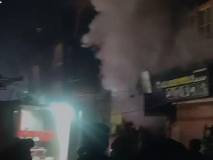A massive fire broke out in a hardware shop in Jaipur, VIDEO | जयपुर में हार्डवेयर शॉप में लगी भीषण आग, VIDEO: लाखों रुपए का जला सामान, लोगों में फैली अफरा-तफरी – Jaipur News