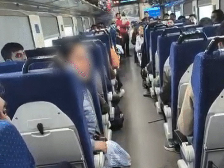 वंदे भारत ट्रेन में महिला डॉक्टर का हंगामा,VIDEO:बोतल से पानी पीकर सीट के पास थूका, RPF पहुंच कर मामला शांत, दूसरे कोच में शिफ्ट किया