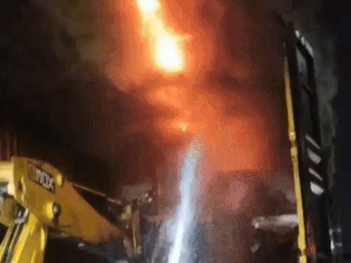 भीलवाड़ा में फ्रिज से भरे कंटेनर में लगी आग:जेसीबी से बॉडी को तोड़ा, चार फायर ब्रिगेड ने एक घंटे पाया काबू