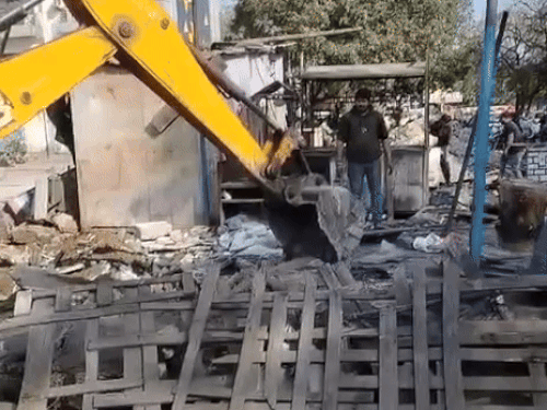 भीलवाड़ा में UIT की कार्रवाई देख अतिक्रमण हटाने लगे लोग:विरोध किया तो मौके से खदेड़ा, होमगार्ड जवान भी साथ रहे