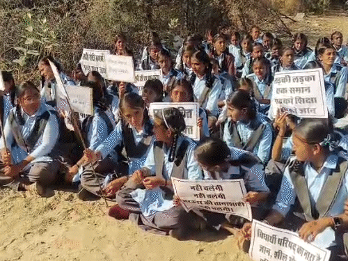 बालोतरा में 2 टीचरों के भरोसे 327 स्टूडेट्स:कुंडाल के राजकीय स्कूल पर ग्रामीणों ने जड़ा ताला, रोड जाम; वाहनों की लगी कतार