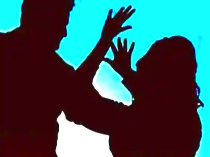 मरीज युवती से अश्लील हरकत करने के आरोप:इलाज के लिए आई युवती से छेड़छाड़ पर्ची पर लिखकर दिया अपना नंबर