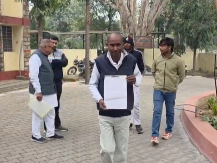 The councilor arrived with the account on paper | पार्षद कागज पर हिसाब लेकर पहुंचा: जिला परिषद में साधारण सभा की मीटिंग, पहले मीटिंग में कटोरा लेकर आ चुका पार्षद – Alwar News