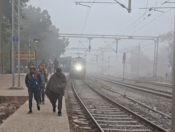 Dense fog in Udaipur, 2 flights cancelled from Dabok airport| Udaipur Weather update | उदयपुर में घना कोहरा, डबोक एयरपोर्ट से 2 फ्लाइट कैंसिल: हाइवे पर कोहरे से हेडलाइट के सहारे गाड़ियां चल रही, कड़ाके की सर्दी – Udaipur News