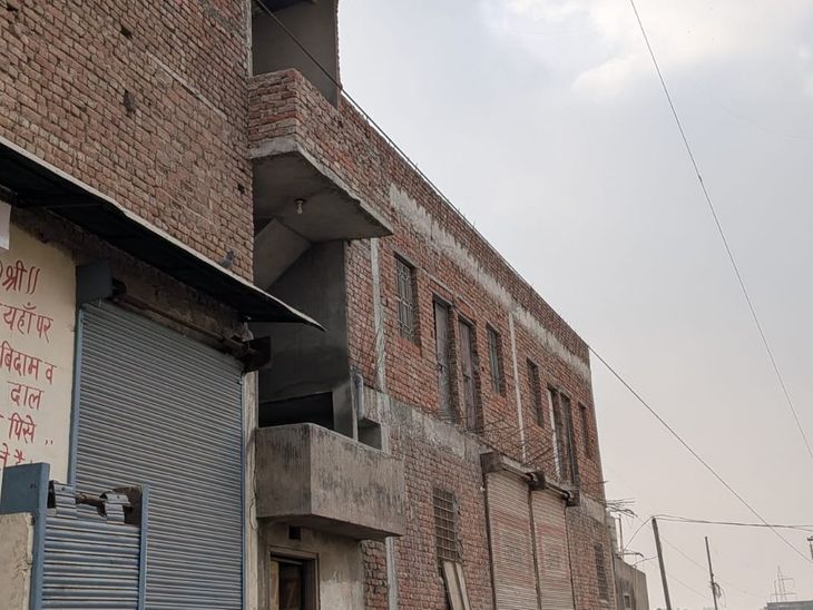 Girl electrocuted by high tension line in Jaipur | जयपुर में हाईटेंशन लाइन से बालिका को लगा करंट: आग लगने पर पानी डाल बुझाया, बर्तन से फेंक रही थी पानी – Jaipur News