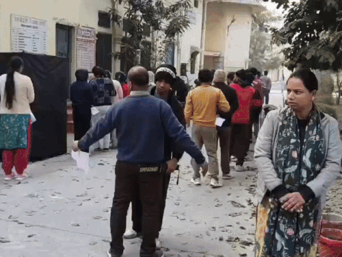 कोहरे में ठिठुरते पहुंचे परिक्षा केंद्र,चेकिंग कर प्रवेश:गर्म कपड़ों के बडे बटन की जांच,थर्ड ग्रेड शिक्षक भर्ती परीक्षा