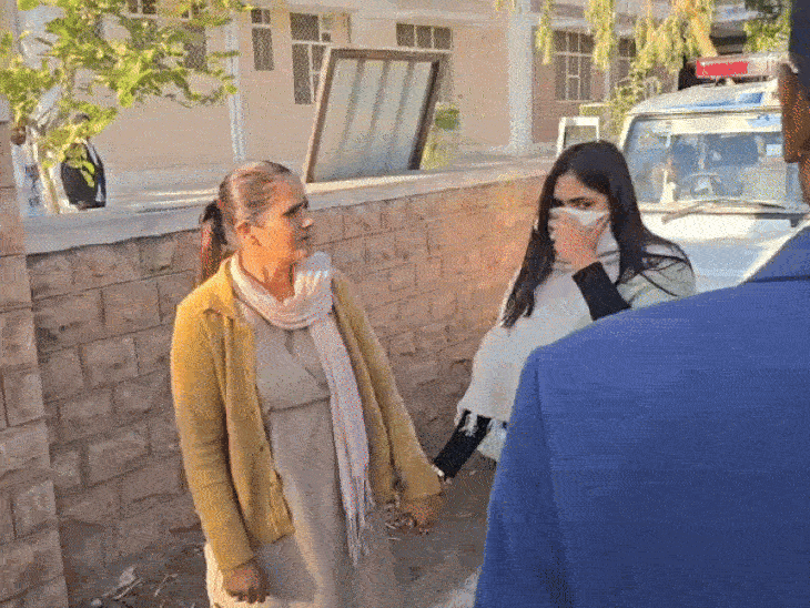 Pornographic videos were made using a hidden camera mounted on the wall. | दीवार घड़ी में लगे खुफिया कैमरे से बनाए अश्लील वीडियो: ब्लैकमेल और रेप की धमकी देकर मांगे 30 लाख रुपए, युवती के खिलाफ दूसरा मामला दर्ज – Barmer News