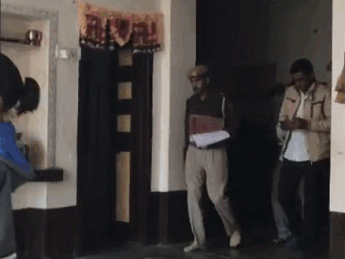 In Jalore, a minor was robbed of jewellery worth Rs 18 lakh at gunpoint. | जालोर में पिस्तौल दिखाकर घर से 22.50 लाख की लूट: गोवा गया था मकान मालिक, घर पर अकेला था 16 साल का भांजा – Jalore News