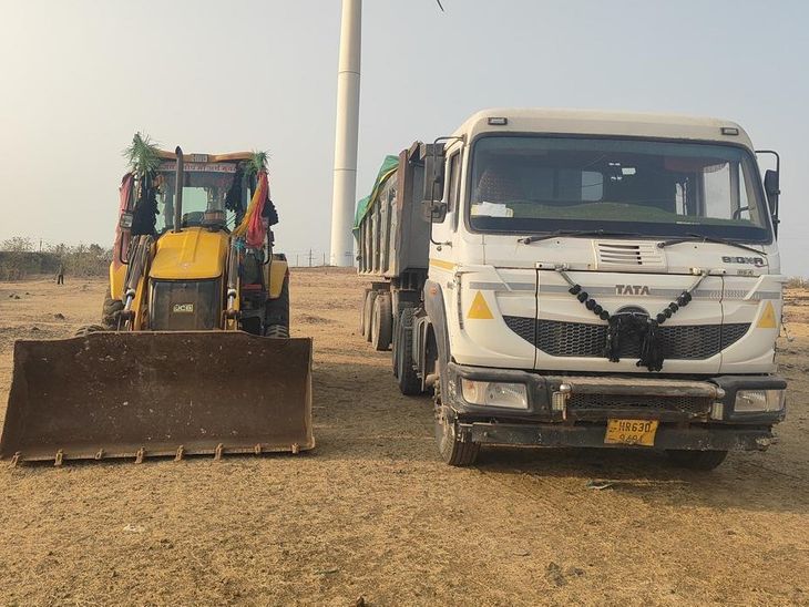 अवैध खनन पर कार्रवाई:ट्रेलर और जेसीबी मशीन जब्त, देवगढ़ पुलिस की कार्रवाई