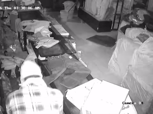 चित्तौड़गढ़ में एक साथ दो थाना क्षेत्रों में चोरी:दो दुकानों से सिर्फ कैश ले गया चोर, कीमती सामानों को नहीं लगाया हाथ