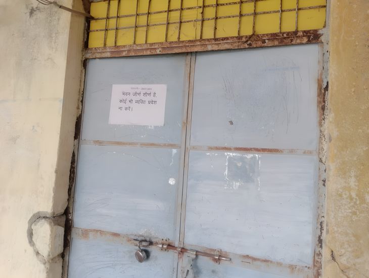 कॉलेज प्रशासन की चेतावनी,सात कमरे कंडम, पूरा भवन जर्जर, कोई भी प्रवेश न करे, परीक्षा अब यहीं करवा रहे