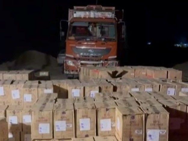 आलू की बोरियों के बीच छुपाई अवैध शराब, पकड़े गए:पुलिस को देख ट्रक दौड़ाई, पीछाकर पकड़ा, दो तस्कर गिरफ्तार, 70 लाख की शराब जब्त