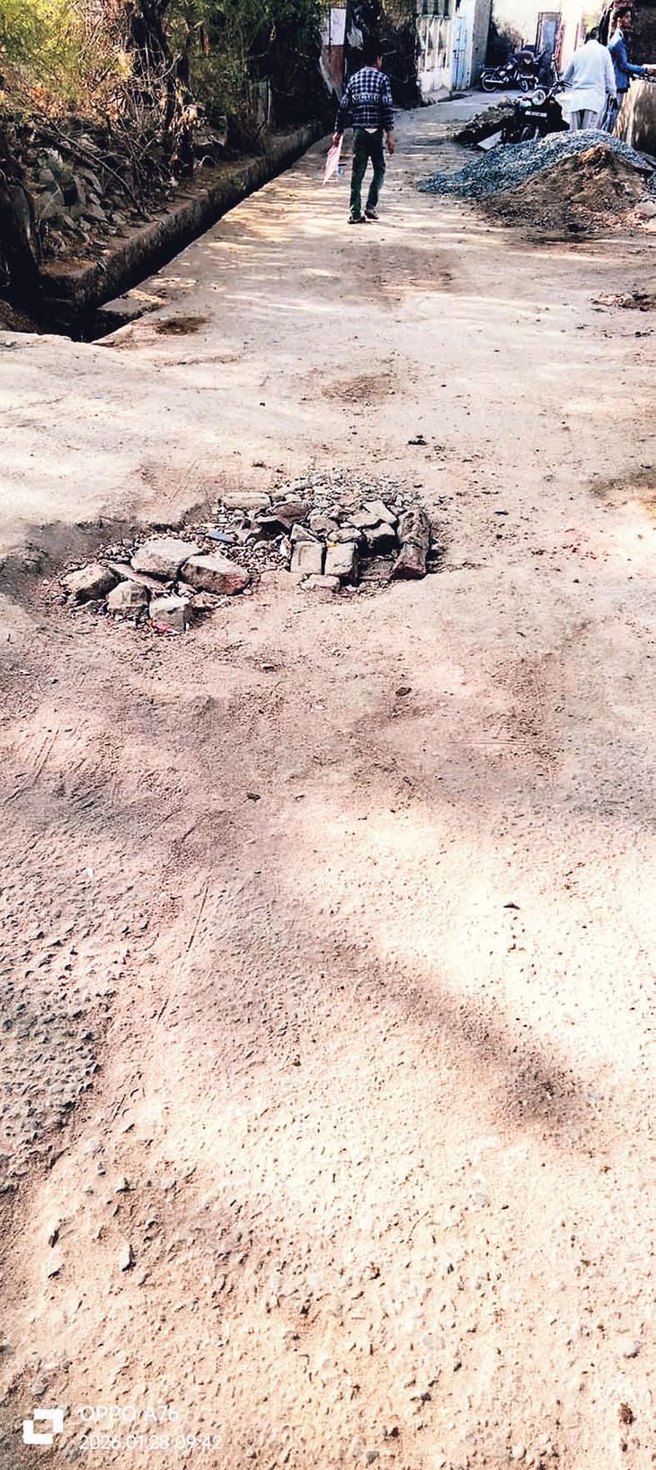 वार्ड 52 में सिद्धेश्वर महादेव मंदिर मार्ग बदहाल, श्रद्धालु हो रहे परेशान