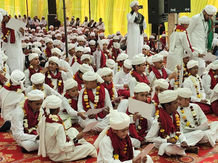 डीडवाना में सुन्नतों भरा इज्तिमा आयोजित:कुरआन की तालीमात पर जोर, 84 बच्चों को सनदें मिलीं