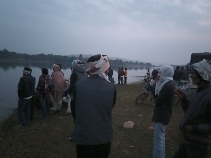 कालीसिल बांध किनारे कपड़े-मोबाइल मिला, व्यक्ति के डूबने की आशंका:बांध में सर्च ऑपरेशन जारी, बांध क्षेत्र में पैरों के निशान मिले