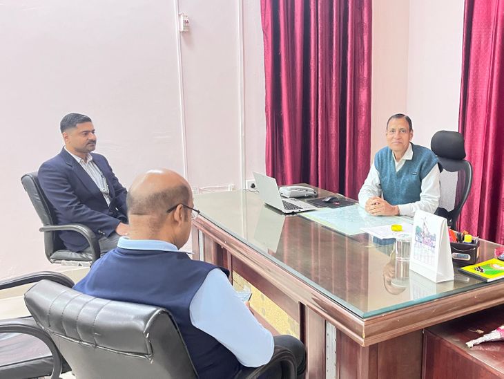 झालावाड़ में पेंडिंग राजस्व मामलों के निपटारों में आएगी तेजी:राजस्व मंडल सदस्य ने पारदर्शिता पर दिया जोर, एडीएम-एसडीएम कार्यालयों का किया निरीक्षण