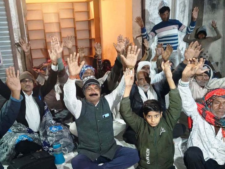 भारी वाहनों की आवाजाही पर रोक की मांग:32 दिन से धरना जारी, बोले-हादसों का बना रहता है डर