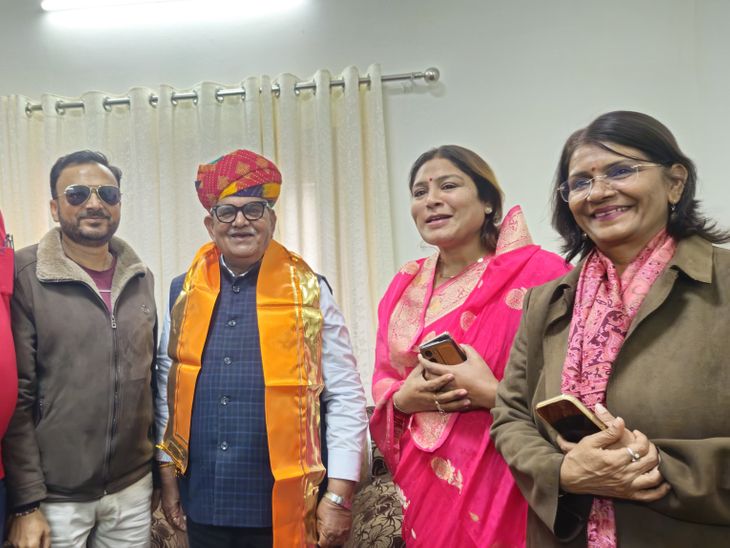 पंजाब के राज्यपाल कटारिया को तलवार भेंट की:भाजपा कार्यकर्ताओं और जनप्रतिनिधियों ने जगह-जगह किया भव्य स्वागत