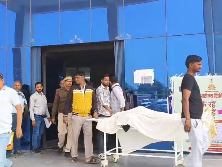 धौलपुर में एक्सीडेंट में पति की मौत, पत्नी घायल:क्रॉसिंग के दौरान ट्रक और बाइक में हुई भिड़ंत, हादसे के बाद हाईवे पर लगा जाम