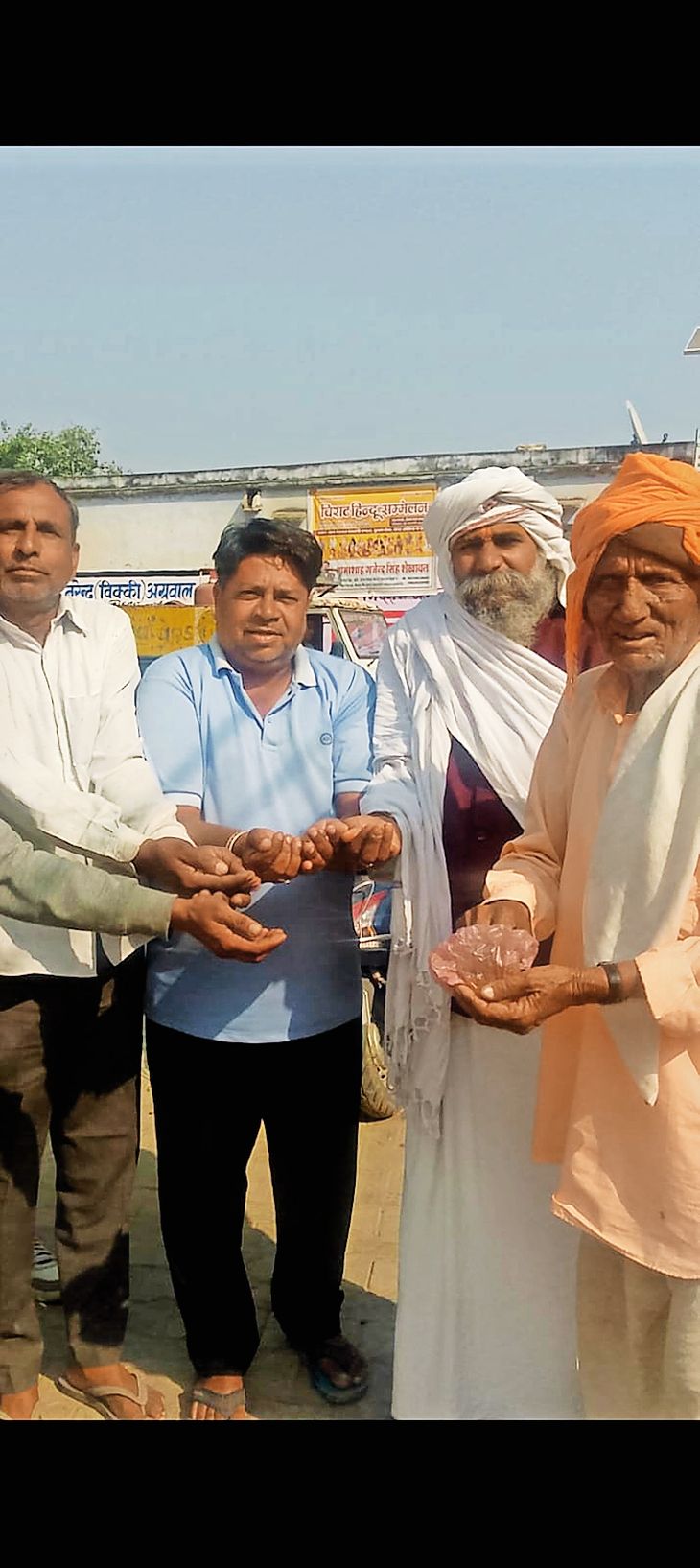 शिव-पार्वती विवाह के लिए बांटे पीले चावल