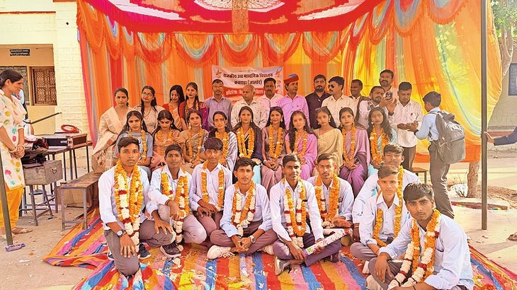 पहले व दूसरे स्थान पर रहे छात्र पुरस्कृत