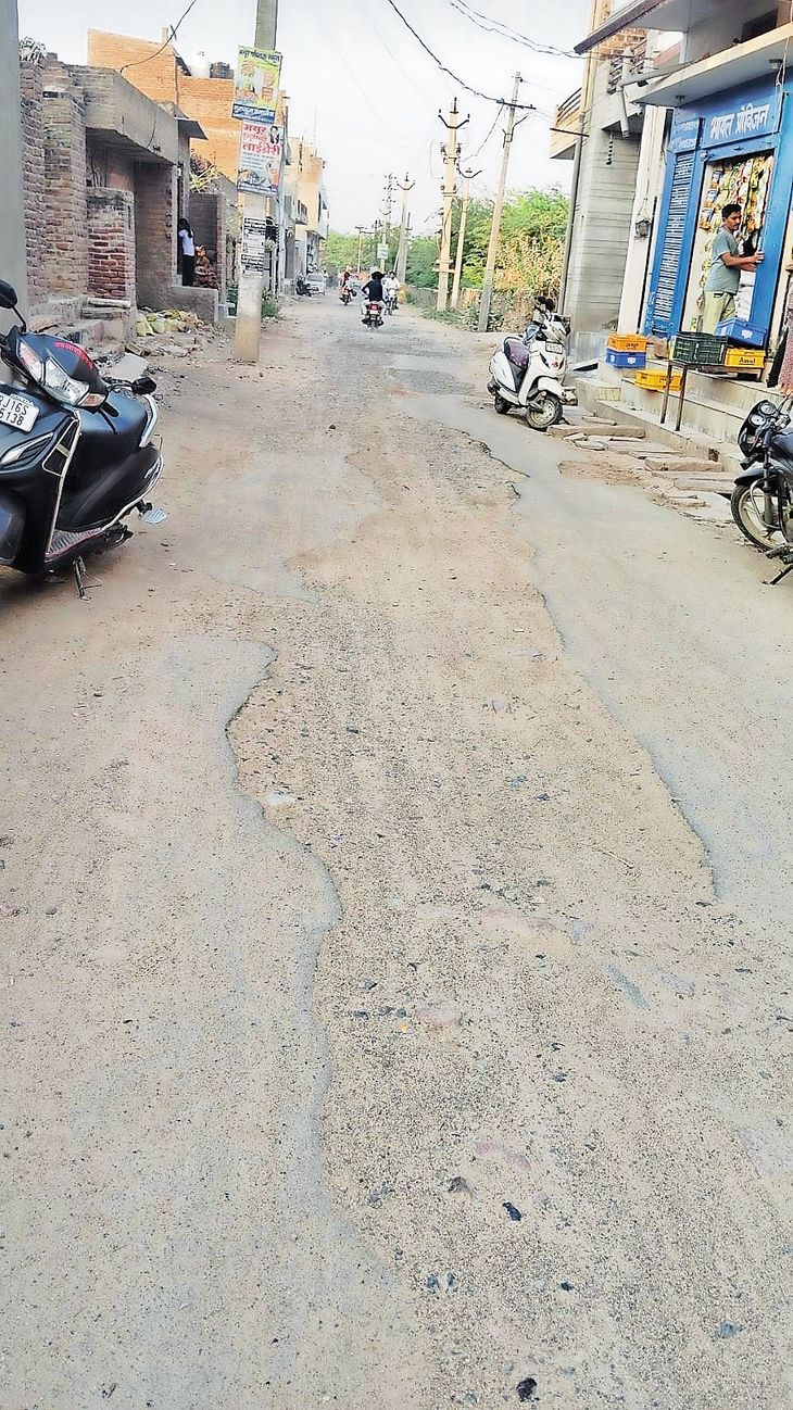 तिलक द्वार में घांचियों की पिलानी वाली मेन रोड कई माह से टूटी पड़ी