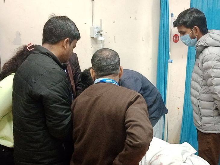 बाइक की टक्कर से 50 वर्षीय व्यक्ति घायल:परिजन अस्पताल लेकर पहुंचे, इलाज जारी