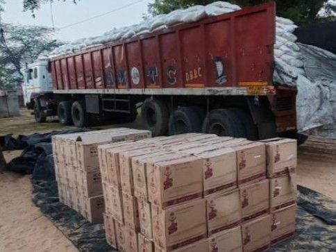 चावल के कट्टों के बीच में छिपा रखी थी शराब:80 कार्टन बरामद, चावल के 800 कट्टे और ट्रेलर भी किया जब्त, 2 तस्कर गिरफ्तार