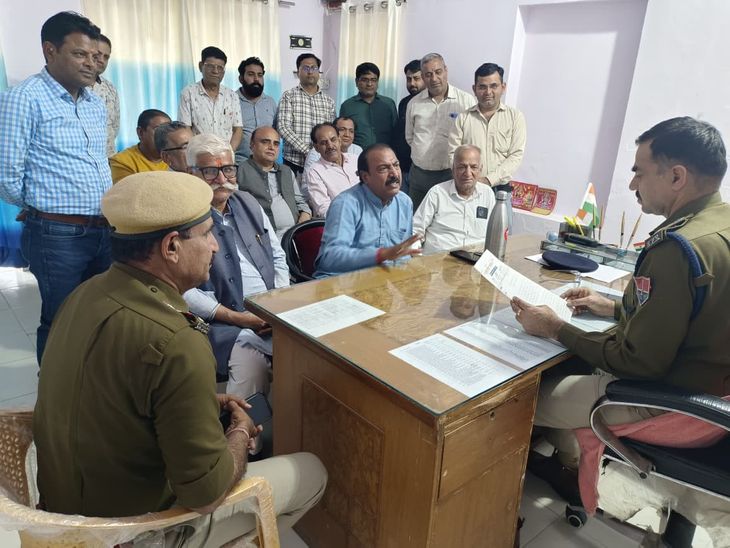 खैरथल में ट्रैफिक की समस्या से व्यापारी परेशान:डीएसपी से मिले, विशेष यातायात योजना लागू करने की मांग